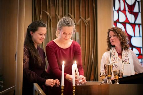 tracey-and-two-teen-lighting-candles